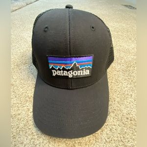 Patagonia adjustable trucker hat in black pre-owned